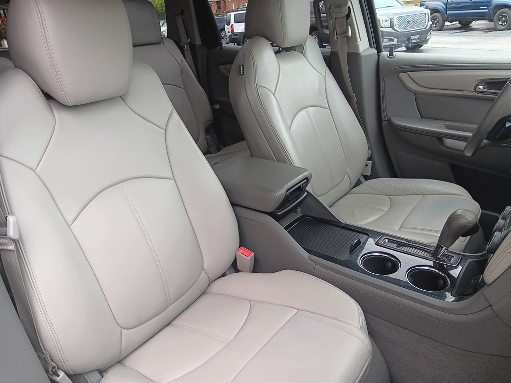 2016 Chevrolet Traverse LT photo